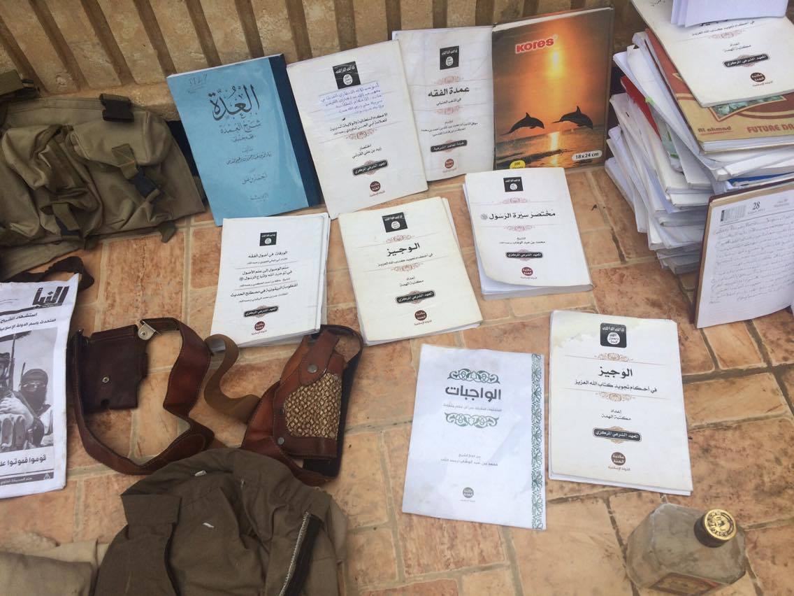 به‌ وێنه‌.. له‌ كارگه‌يه‌كى درووستكردنى چه‌كى داعشدا قوتوى بيره‌ و وێسكى دۆزرايه‌وه‌